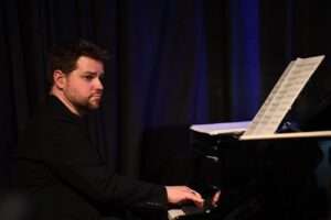Florian Ross playing piano