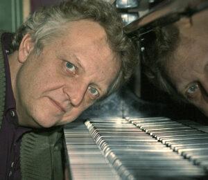 Egil Kapstad beside a piano