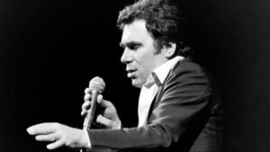 Claude Nougaro singing into a microphone