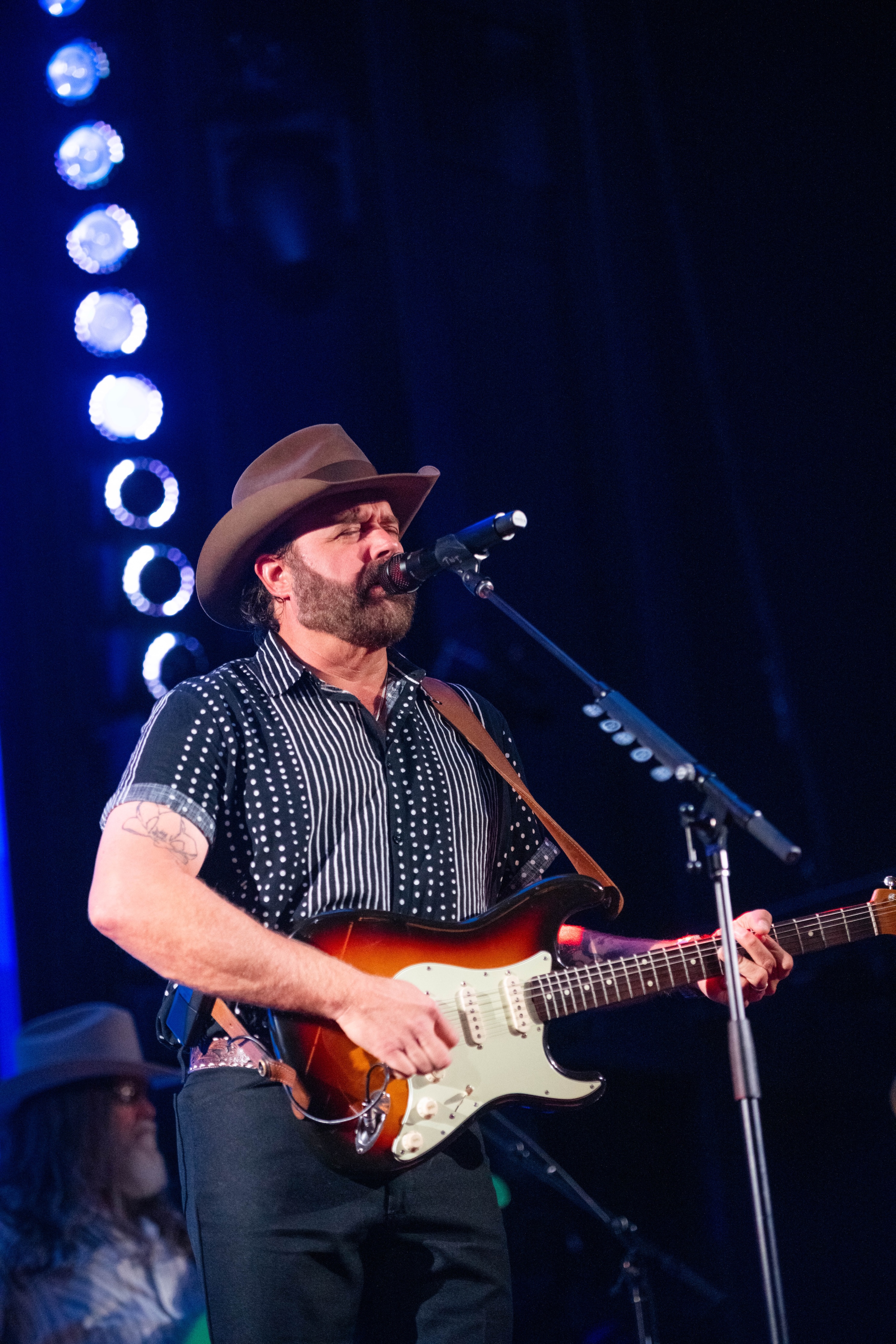 live-music / country-artist / stage-lighting