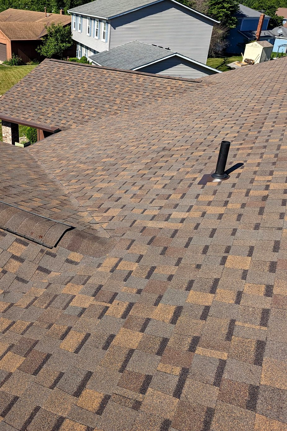 Close-up of premium asphalt shingles installed by Kronika Construction