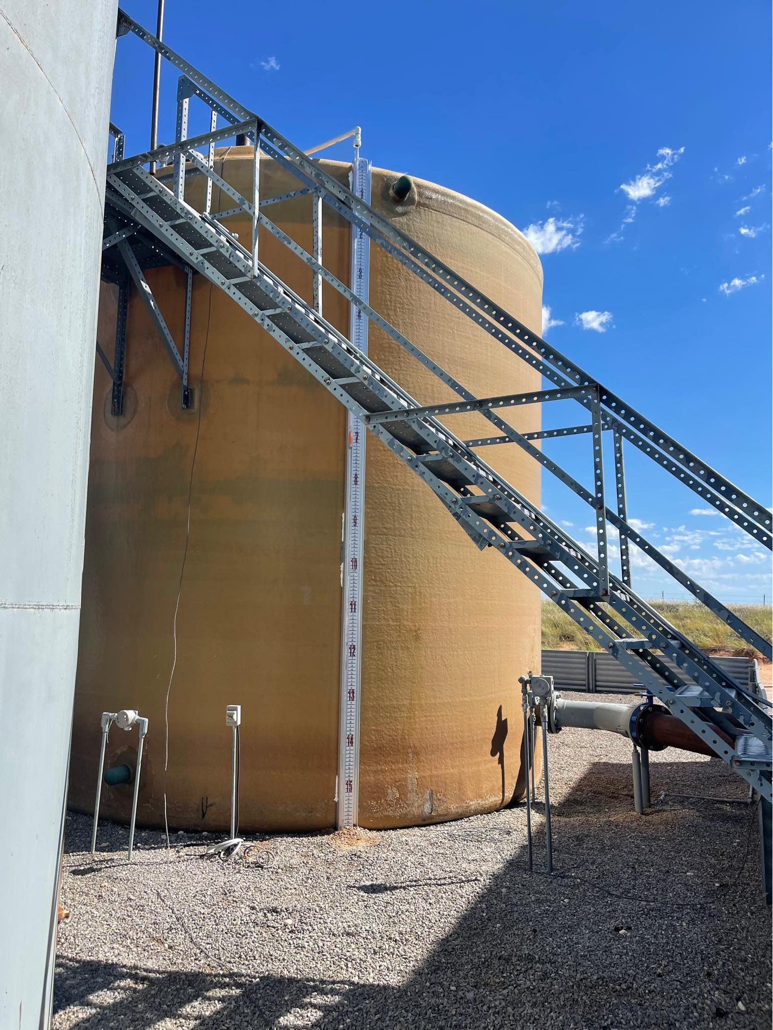 Fiberglass Oilfield Tank with External Gauge and Access Stairway