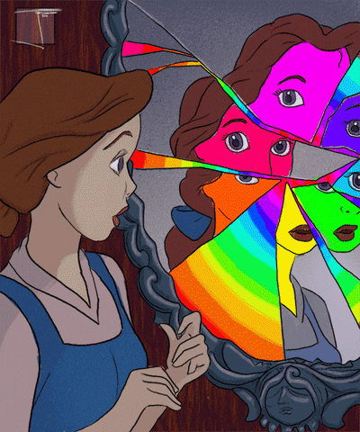 Бел гледа в огледало с цветни Rainbow отражения