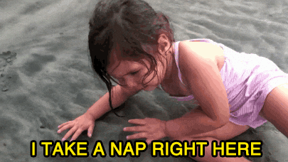 Дете легнало на плажа с надпис I take a nap right here