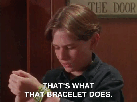 Момиче гледа гривна с надпис That's what that bracelet does