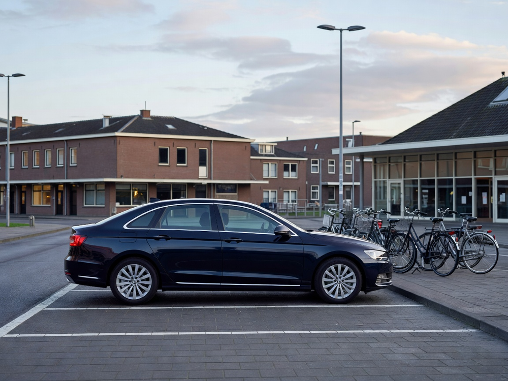 Moderne taxi wacht bij een Nederlands station